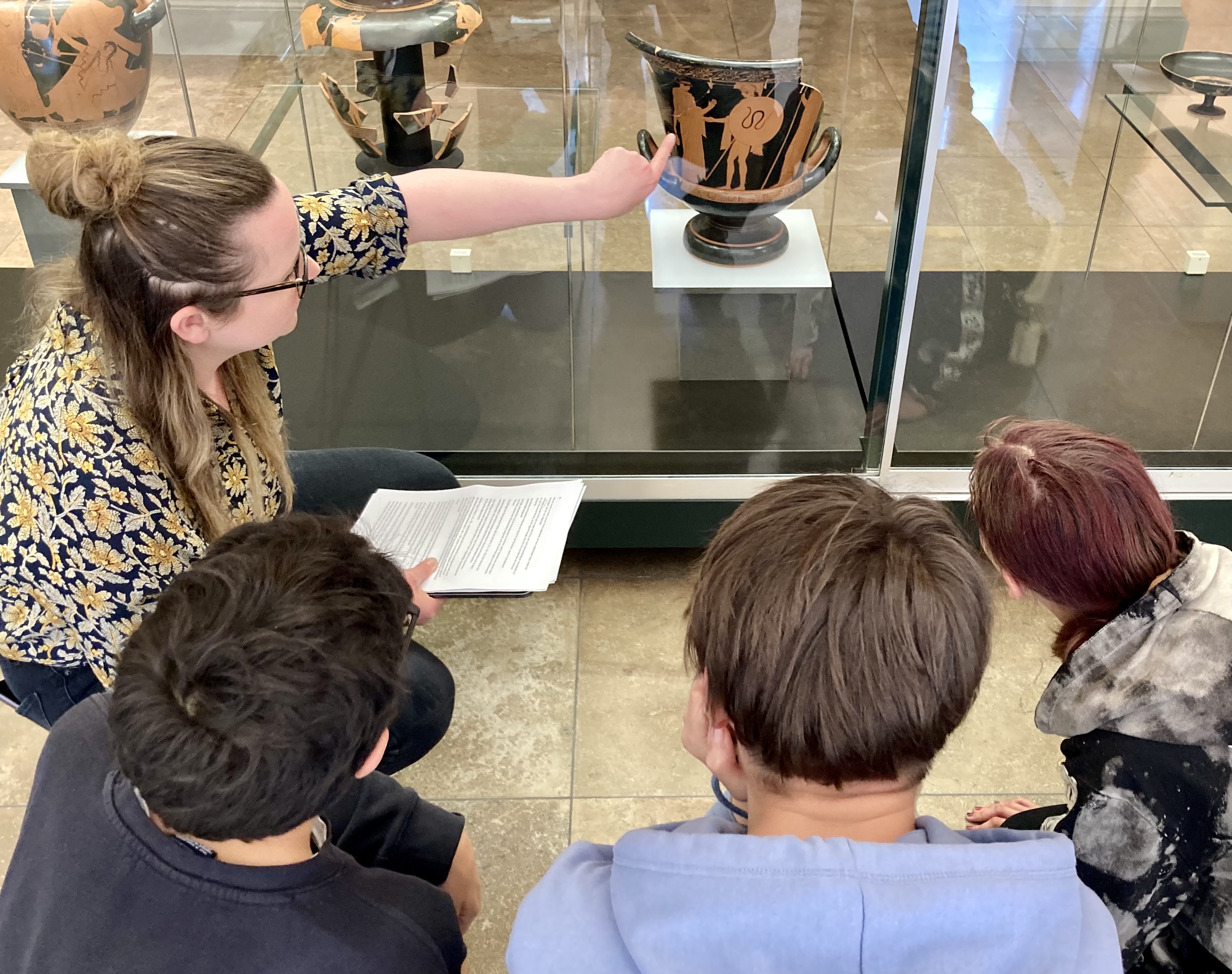 Schüler:innen betrachten antike Vasenmalerei